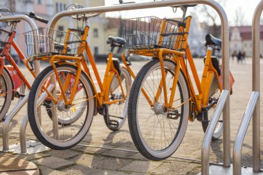Turuncu şehir bisikletleri, ekolojik ulaşım, turistler için bisiklet kiralama. reklam alanı