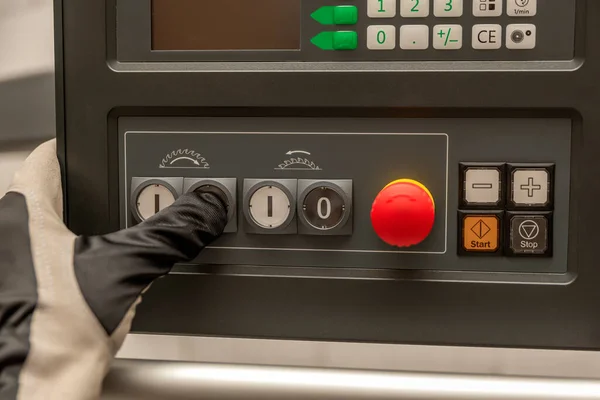 Appuie sur le bouton d'alimentation d'une machine à bois dans une usine. — Photo