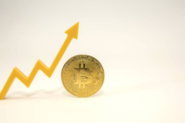 Bitcoin 'in değeri, kripto para birimi büyüyor, sarı bitcoin para beyaz arka planda, ve büyüme oku yukarı işaret ediyor. Metin, baskı, kartpostallar ve tasarım için yer.