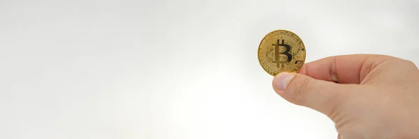 Bitcoin en la mano, la mano femenina tiene una moneda de oro bitcoin. Valor criptomoneda, dinero digital, espacio para texto, espacio de copia — Foto de Stock