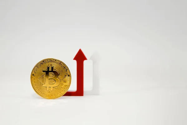 El valor del bitcoin, criptomoneda está creciendo, el bitcoin amarillo está sobre un fondo blanco, y la flecha de crecimiento está apuntando hacia arriba. Lugar para texto, impresión, postales y diseño. — Foto de Stock