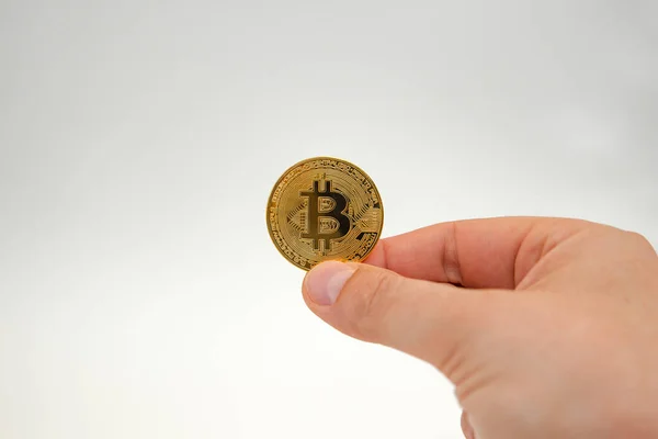 Bitcoin en la mano, la mano femenina tiene una moneda de oro bitcoin. Valor criptomoneda, dinero digital, espacio para texto, espacio de copia — Foto de Stock