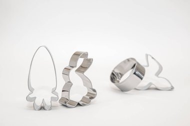 Paskalya temalı kurabiye kesiciler, tavşan, havuç, yumurta, tavşan. Kurabiye kesicisi beyaz arkaplanda izole edildi.