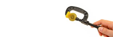 Bitcoin 'e baskı. Bitcoin beyaz arka planda bir mengeneye sıkıştırılır. Kripto para birimlerinin, kuralların, kısıtlamaların ya da güvenliğin yasaklanması. İzole edilmiş.