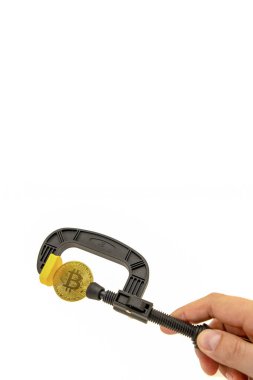 Bitcoin 'e baskı. Bitcoin beyaz arka planda bir mengeneye sıkıştırılır. Kripto para birimlerinin, kuralların, kısıtlamaların ya da güvenliğin yasaklanması. İzole edilmiş.