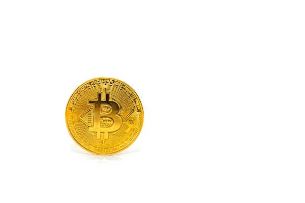 Bitcoin BTC Monedas criptomoneda. Concepto de bolsa. Bitcoin oro sobre un fondo blanco. Aislar con lugar para insertar texto — Foto de Stock