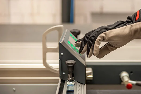 Un menuisier travaille sur une machine à bois. Un menuisier travaille sur des machines à bois dans un atelier de menuiserie. — Photo