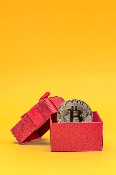 Regalo Btc Bitcoin Una Caja Regalo Sobre Fondo Amarillo Tarjeta — Foto de Stock