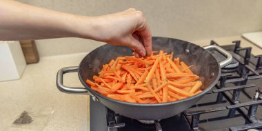 Kazanda pilav pişirmek, gerçek pilav tarifi. Kimyonlu havuç serpin, pilava baharat ekleyin. Evde pilav pişirmek