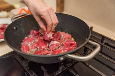 Kazanda pilav pişirmek gibi. Adım adım pilav pişirmek için yemek tarifi, eti parçalara ayırmak ve bir kazanda kızartmak, pilav için et. Evde pilav pişirmek.