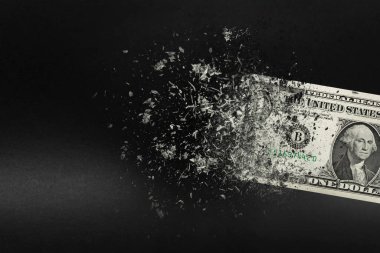 Enflasyon, dolar hiperenflasyonu ve siyah arka plan. Bir dolarlık banknot siyah arka plandaki bir adamın eline sıkılır. Satın alma gücü ve enflasyon kavramı.