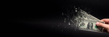 Enflasyon, dolar hiperenflasyonu. Siyah arka planlı pankart. Bir dolarlık banknot siyah arka plandaki bir adamın eline sıkılır. Satın alma gücü ve enflasyon kavramı.