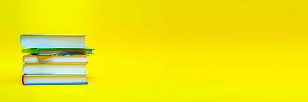 Brist på böcker om gul bakgrund för företag och utbildning, tillbaka till skolan, lärande och utbildning koncept. utrymme för banner för text — Stockfoto