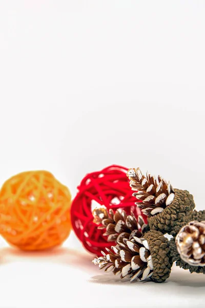 Karácsonyi izolátum fehér, kúp és piros bogyók fektetik fehér alapon. Nyomtatáshoz, képeslaphoz, szöveges megjelenítéshez. — Stock Fotó