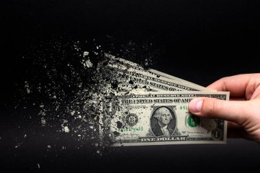 Para harca, tüm paranı cehalet içinde harca. Dolar banknotları küle döner ve siyah bir arkaplanda erir. Metin için yer.