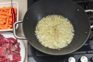 Kazanda pilav pişirmek, gerçek pilav tarifi. Kazanda pilav pişirmek için soğan kızartmak, kazana yağ dökmek, tencere pişirmek için..