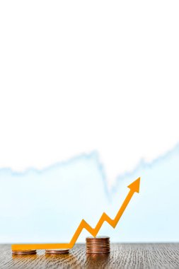 Dengesizlik, hisse senetlerinin değerindeki değişim, borsanın dengesizliği. Yığınla bozuk para, afiş ve metin için yeri gösteren ok.