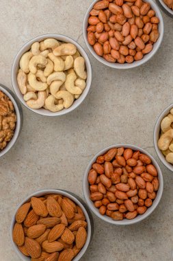 Farklı türde fındıklar, üst görünüm. Arka plan için dikey fotoğraf, mermer masanın üstünde fındıklar, metin veya tasarım için yer