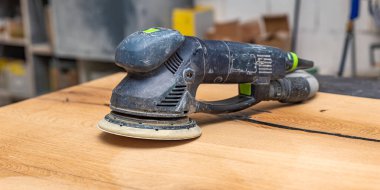 Ahşap bir masada odun için öğütücü. Katılımcılar, öğütme makineleri, mobilya üretimi. metin eklenecek yer