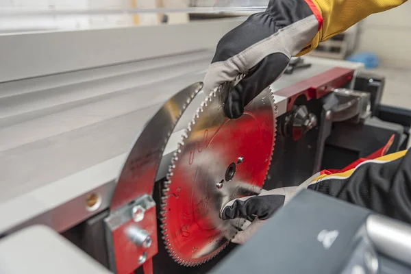 Sierra círculo de disco instalar. El artesano instala la hoja de sierra circular en la máquina de carpintería. Mantenimiento y ajuste de la sierra circular —  Fotos de Stock