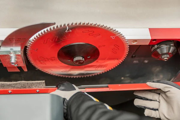 Saw disk circle install. The craftsman installs the circular saw blade on the woodworking machine. Circular saw maintenance and adjustment — Stock Photo, Image