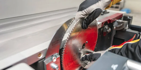 Sierra círculo de disco instalar. El artesano instala la hoja de sierra circular en la máquina de carpintería. Mantenimiento y ajuste de la sierra circular —  Fotos de Stock