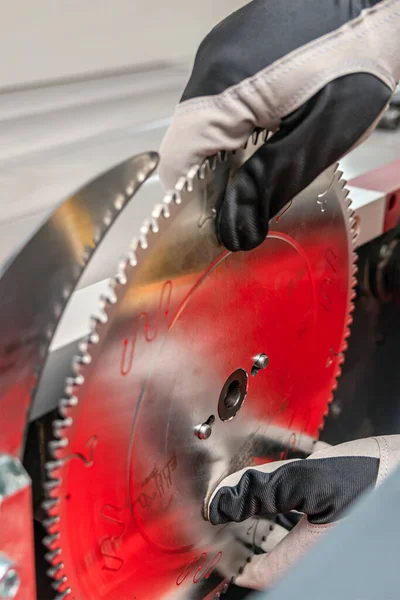 Saw disk çemberi kurulumu. Zanaatkar ahşap işçiliği makinesine dairesel testere bıçağı yerleştirir. Dairesel testere bakımı ve ayarlaması — Stok fotoğraf