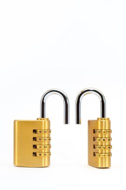 Şifreli. Beyaz arka planda krom numaraları olan bir kilit kombinasyonunun yakın çekimi. Güvenlik kavramı