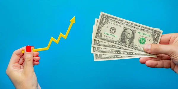 Inflação, hiperinflação do dólar. Aumento dos preços. Banner com fundo azul. Uma nota de um dólar na mão de um homem de fundo azul. Conceito de inflação. — Fotografia de Stock