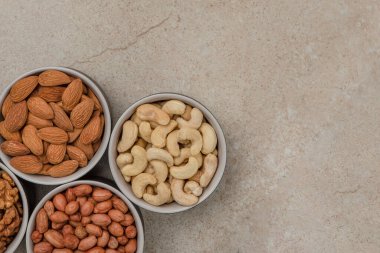 Fıstıklar ve bademler mermer bir masanın üstünde, üst tarafta. Superfood ve sağlıklı yeme konsepti