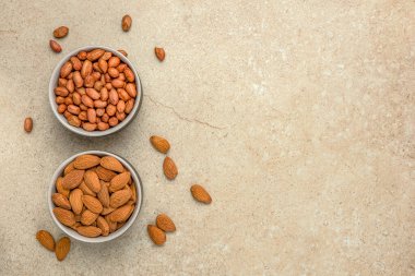 Fıstıklar ve bademler mermer bir masanın üstünde, üst tarafta. Superfood ve sağlıklı yeme konsepti