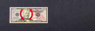 Dolar enflasyonu, dolar değer kaybı, Amerikan para biriminin alım gücünde düşüş. Uzayı kopyala Siyah arkaplan ve yukarı ok üzerine 50 dolarlık banknot.