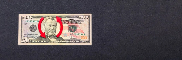 Dolar enflasyonu, dolar değer kaybı, Amerikan para biriminin alım gücünde düşüş. Uzayı kopyala Siyah arkaplan ve yukarı ok üzerine 50 dolarlık banknot. — Stok fotoğraf