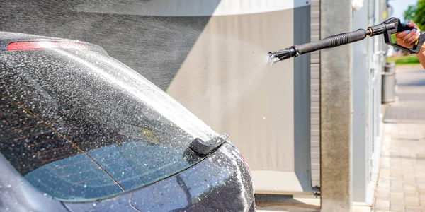 Lavagem de carro. O processo de lavagem de um carro com espuma ativa sob pressão. Auto-serviço de lavagem de carro manual. Conceito de cuidados de carro — Fotografia de Stock