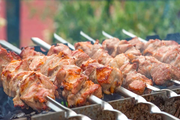 Churrasco de cozinha, churrasco de carne grelhada. Cozinhar shashlik de porco em espetos de metal. A fumaça das brasas se acumula sobre o prato. Banner publicitário com espaço de cópia — Fotografia de Stock