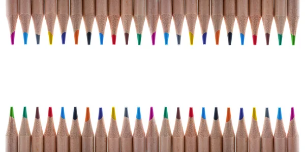 Izolacja wielokolorowych ołówków drewnianych. Ołówki o różnych kolorach, ułożone w rzędzie na jednolitym białym tle, do wstawiania do projektu lub do drukowania transparentu lub etykiety. — Zdjęcie stockowe