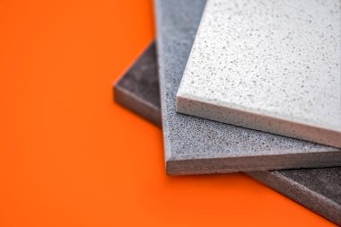 Mutfak tezgahları ve fayanslar için doğal taş örnekleri. Turuncu arkaplandaki tezgahlar için taş örnekleri, tasarım veya metin için kopyalama alanı