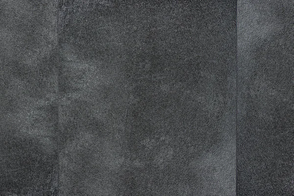 Виниловый пол. Текстура винилового пола черная. Образцы винилового покрытия, черная плитка pvc на бетонном полу перед установкой. — стоковое фото