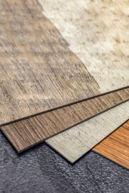 Vinil zemin, ahşap örnekleri. Küçük renkli tahtalar. Siyah vinil zemin üzerinde kopyalama alanı olan tasarım için resim