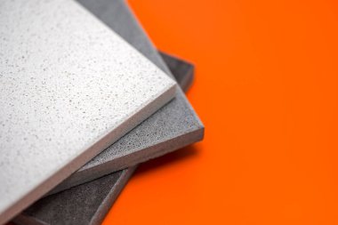 Mutfak tezgahları ve fayanslar için doğal taş örnekleri. Turuncu arkaplandaki tezgahlar için taş örnekleri, tasarım veya metin için kopyalama alanı