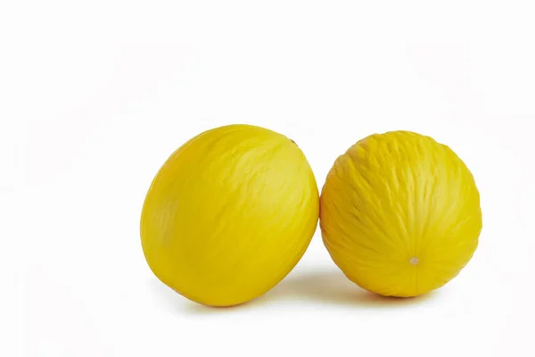 Melón sobre fondo blanco. Dos melones amarillos en un aislado blanco. Para la inserción en un proyecto, diseño o publicidad. — Foto de Stock