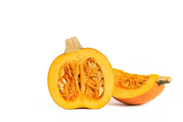 Zucca su sfondo bianco. Tema di Halloween. Zucca affettata su un isolato bianco. Evidenzia la zucca da inserire nel tuo progetto o design. Getta un'ombra — Foto Stock