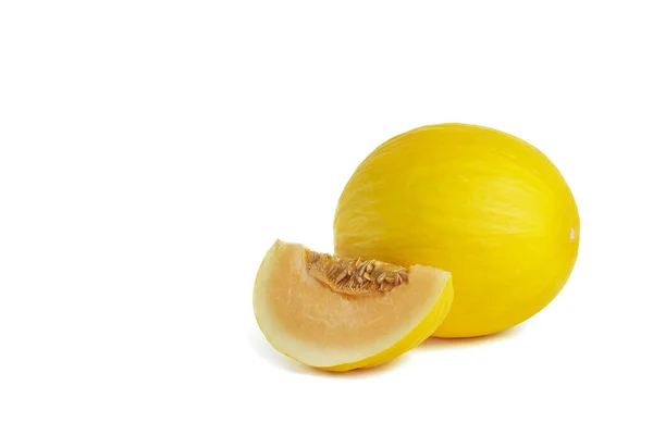 Melon sur fond blanc. Melon jaune sur un isolat blanc. Morceau frais juteux de melon avec ombre sur fond blanc. Pour insertion dans un projet, un design ou une publicité — Photo
