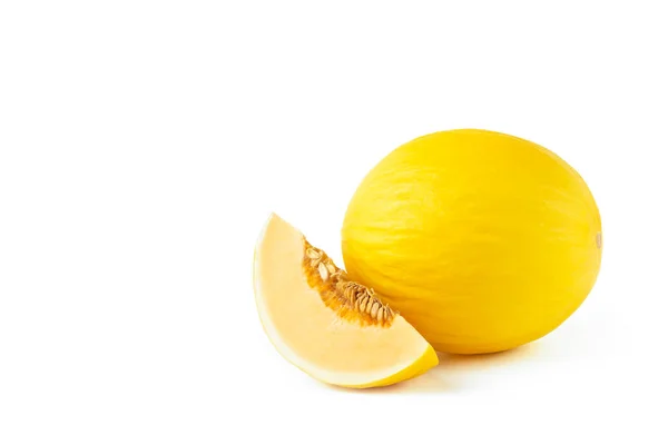 Melón sobre fondo blanco. Melón amarillo en un aislado blanco. Fresco trozo jugoso de melón con sombra sobre un fondo blanco. Para la inserción en un proyecto, diseño o publicidad — Foto de Stock