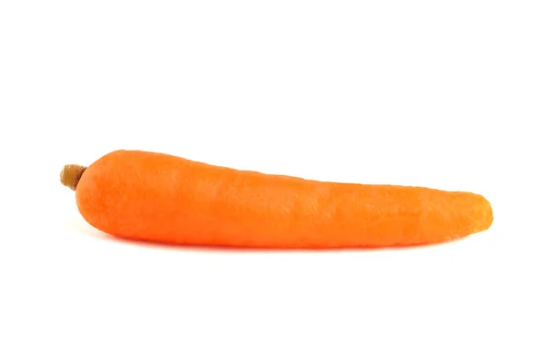 Морковь на белом фоне. свежая очищенная морковь, изолированная на белом. — стоковое фото