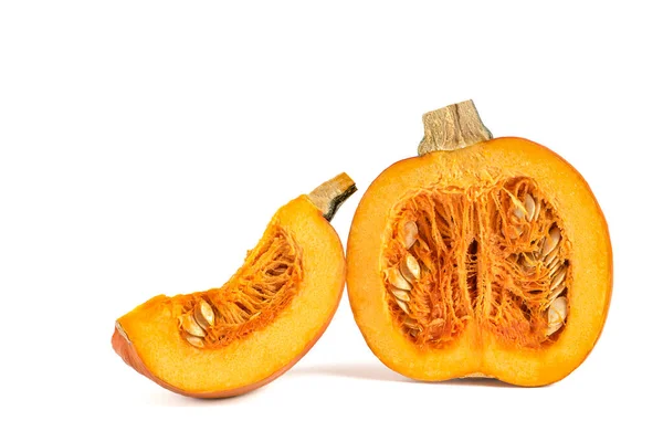 Zucca su sfondo bianco. Tema di Halloween. Zucca affettata su un isolato bianco. Evidenzia la zucca da inserire nel tuo progetto o design. Getta un'ombra — Foto Stock