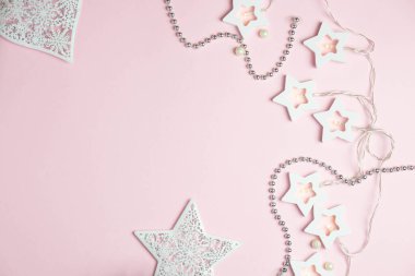 Şenlikli pembe arka plan. Açık pembe pastel arka planda parlayan konfeti. Noel zamanı. Düğün için. Doğum günü. Mutlu kadınlar günü. Anneler Günü. Sevgililer Günü. Düz konum, üst görünüm, kopyalama alanı.