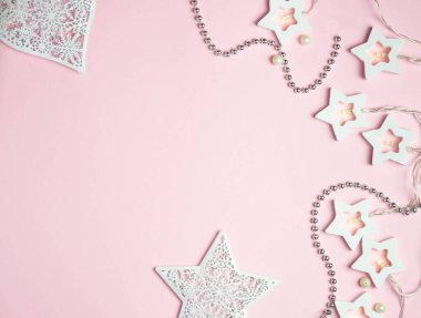 Şenlikli pembe arka plan. Açık pembe pastel arka planda parlayan konfeti. Noel zamanı. Düğün için. Doğum günü. Mutlu kadınlar günü. Anneler Günü. Sevgililer Günü. Düz konum, üst görünüm, kopyalama alanı.