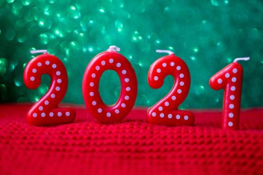 Kırmızı arka planda Bokeh ile 2021 numara. Yeni yıl numaraları. Yeni yıl ve Noel kartpostalı.