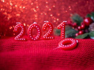 Kırmızı arka planda Bokeh ile 2021 numara. Yeni yıl numaraları. Yeni yıl ve Noel kartpostalı.